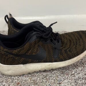 Nike Men's Black and Gold Sneakers